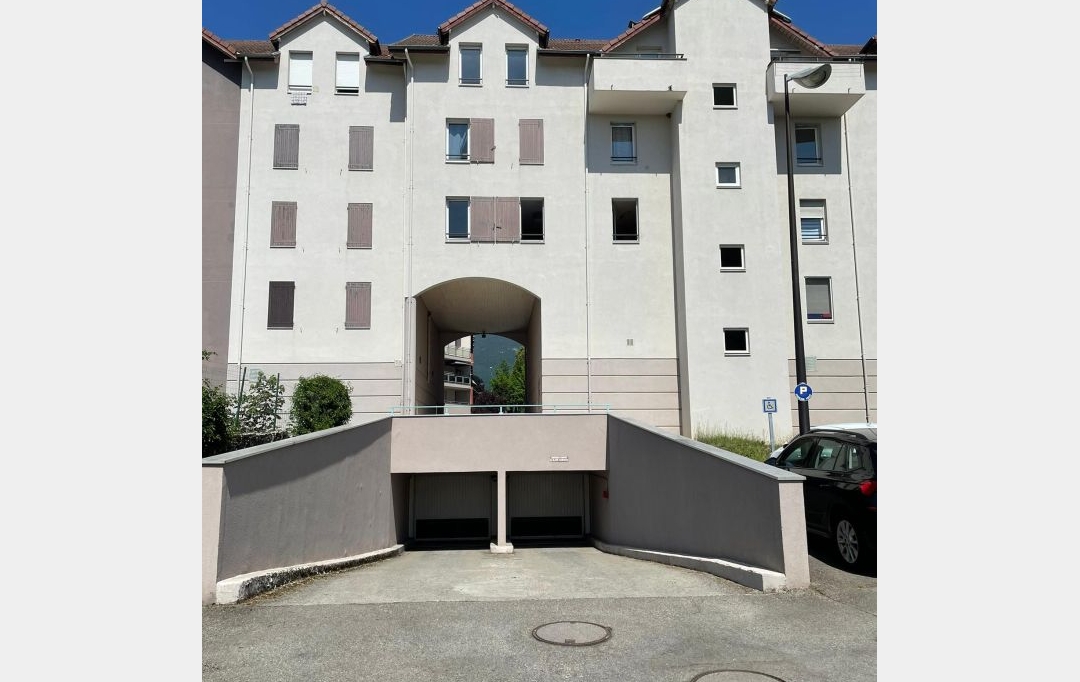 Annonces SAINTJULIENENGENEVOIS : Parking | SAINT-GENIS-POUILLY (01630) | 13 m2 | 83 € 